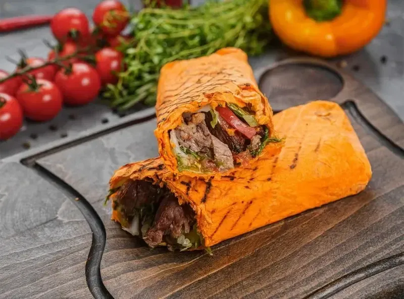 Шаурма с курицей в сырном лаваше